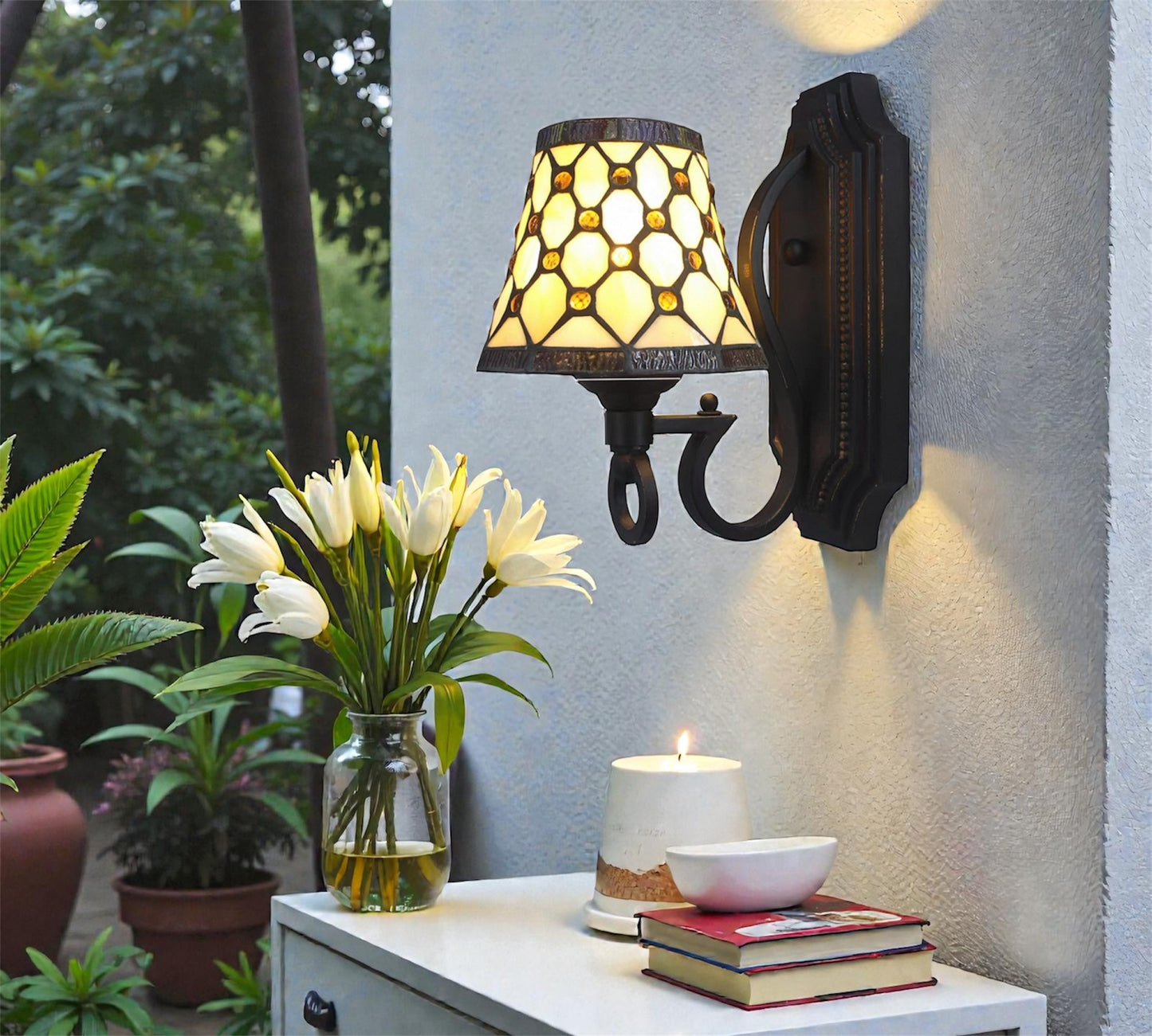 CDH Tiffany Wall Lights with 18cm Shade (26005W)